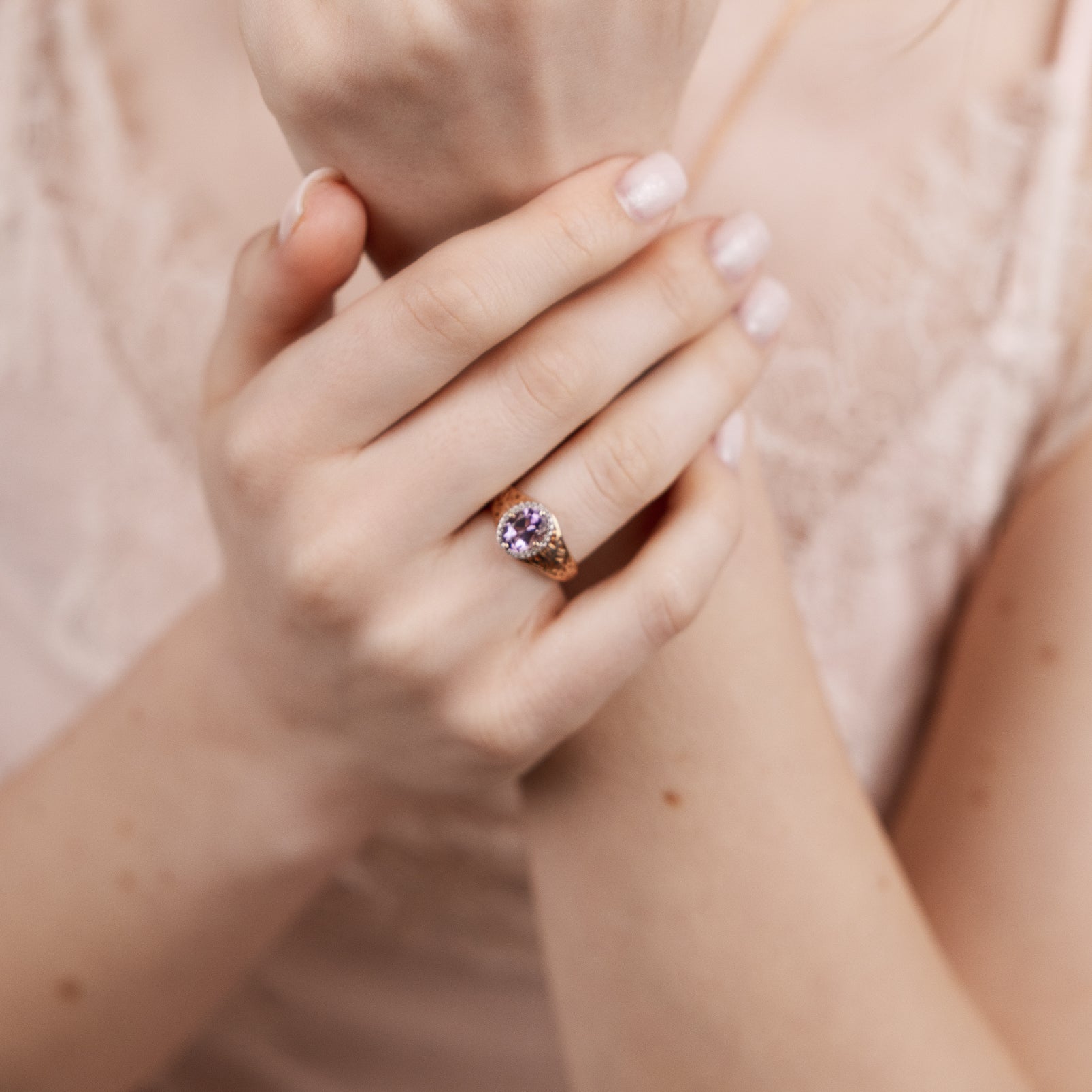 Damenring mit Amethyst und Zirkonia Bild 1